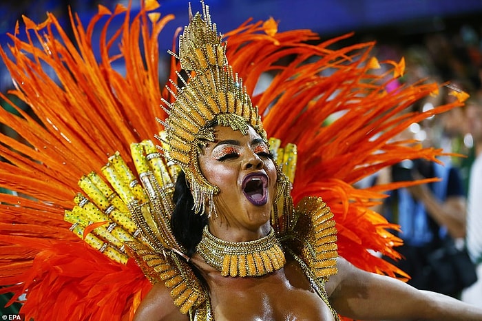 Карнавал в Рио возвращается! Знаменитые бразильские танцоры выступают в полном составе впервые после пандемии