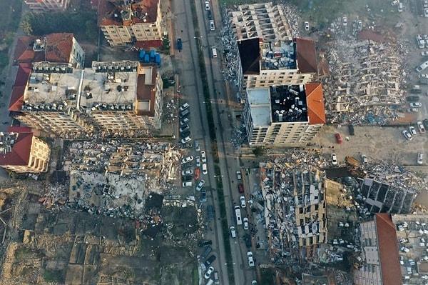 Binlerce kişinin hayatını kaybettiği depremlerden en ağır yarayı alan illerden biri de Hatay oldu. Kentte birçok bina ya yıkıldı ya da ağır hasar aldı.