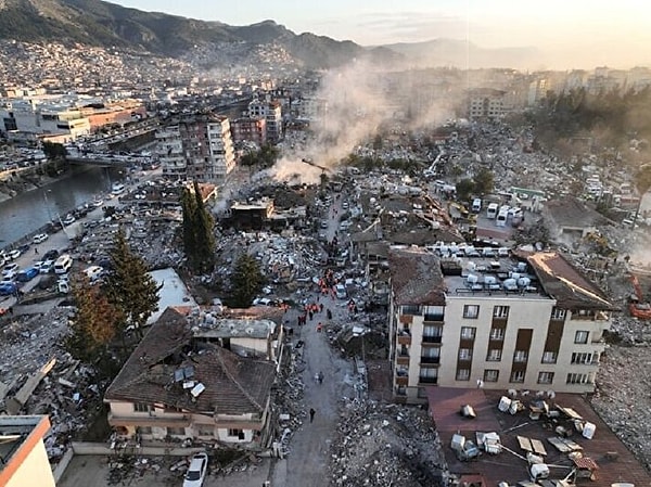 Enkaz altında vatandaşların kaldığı iddiaları ise yeniden yüreğimize ateş düşürdü. Son depremin korku dolu anları da çeşitli kameralara yansıdı.