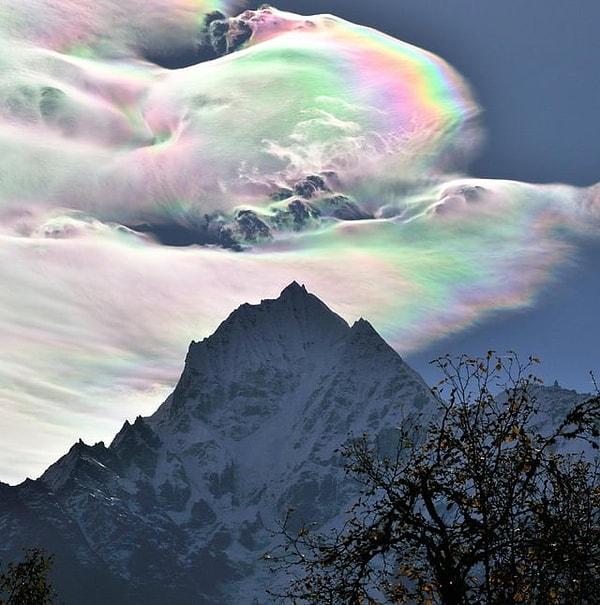 5. Himalayalar'ın üzerinde görülen gökkuşağı bulutları 😍