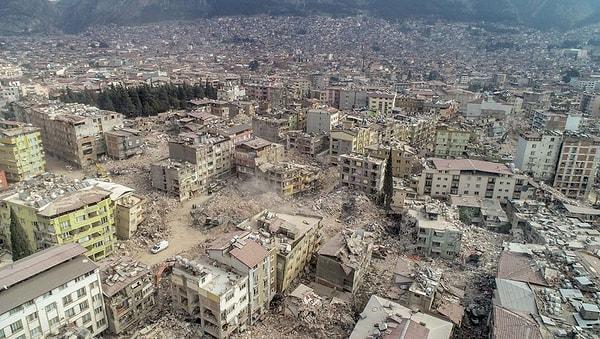 6 Şubat Pazartesi günü Kahramanmaraş'ta meydana gelen 7.7 büyüklüğündeki deprem başta Hatay olmak üzere 10 ilde yıkıcı sonuçlara neden oldu.