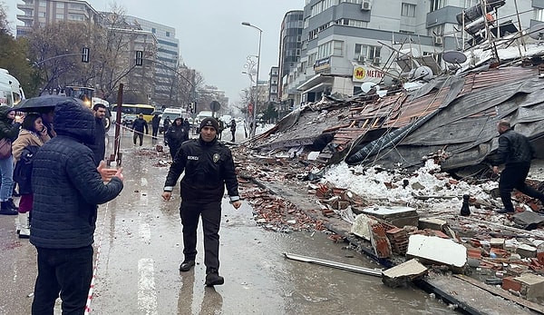 Ancak hala çadırların ulaşmadığı bölgelerde insanların evlerine girmek zorunda kaldıkları belirtildi. Tam da bu sırada Hatay'da meydana gelen depremler yeniden ölümlere ve yaralanmalara neden oldu.