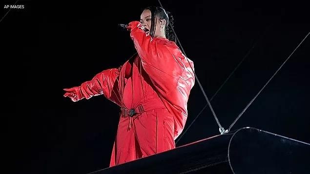 The belly of the singer, who wore two layers of red overalls and zip up the second layer below the navel, raised the question "Is Rihanna pregnant with the second one?