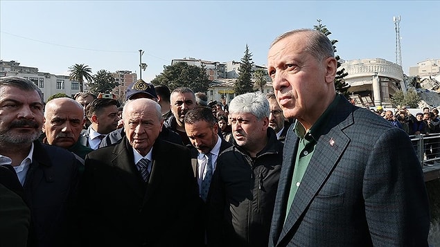 Halkçı Hukukçular grubunun çağrısıyla bir araya gelen 61 avukat, Cumhurbaşkanı  Erdoğan, İletişim Başkanı Fahrettin Altun, bakanlar, depremin yaşandığı kentlerin valileri ile belediye başkanları, GSM operatörleri, müteahhitler ve yapı denetim bürolarının sorumluları hakkında Ankara Cumhuriyet Başsavcılığı’na suç duyurusu yaptı.