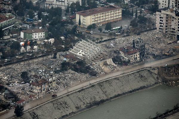 10 ilde büyük yıkımlara neden olan depremler nedeniyle can kaybı sayısı dün son olarak 41 bin 156 olarak açıklanmıştı. Bugün yapılan açıklamada can kaybı sayısı 42 bin 310.