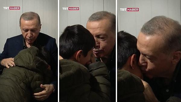 Çadır kentte yaşayan depremzede bir çocuk Cumhurbaşkanı Erdoğan'a sarılarak ağladı.