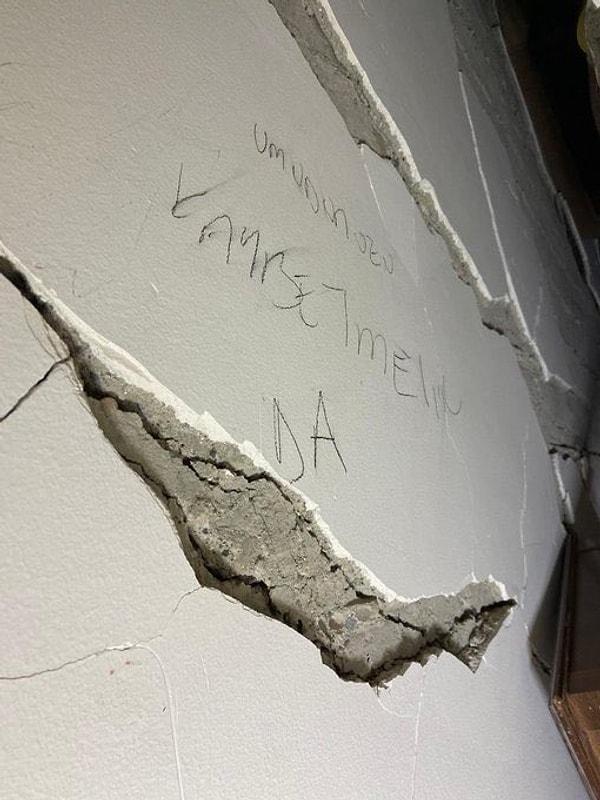 Enkaz altında kalan birinin duvara yazdığı umut yeşerten duvar yazısı...