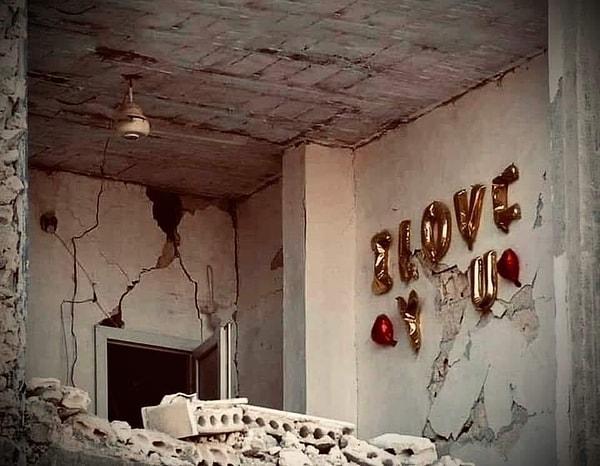 Yıkılan bir evin duvarında görünen 'I Love You (Seni Seviyorum)' yazılı balonlar ise yüreğimizi yaktı.