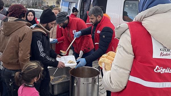 Depremin üçüncü gününde gönüllülerden gelen sıcak yemek ile karınlarını doyurmuşlar.