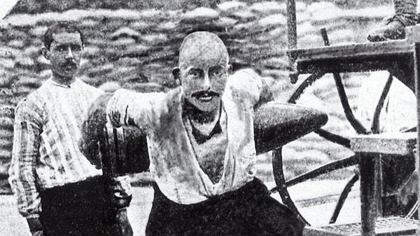 1. 1.Dünya Savaşı'nda 215 kilogramlık mermiyi tek başına sırtlayan Türk askeri kimdir?
