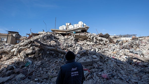 Son açıklanan resmi rakamlara göre depremden 40 binden fazla vatandaşımız hayatını kaybetti. Sayının çok daha fazla olacağını da iddia ediliyor.