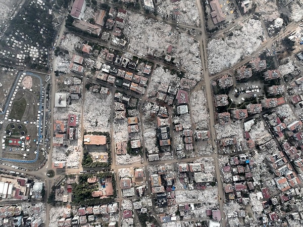 Binlerce vatandaşımızı kaybettiğimiz deprem felaketi hepimizin yüreğine bir ateş gibi düştü. Deprem felaketinden kurtulanlar ise açlık, susuzluk ve soğukla mücadele ediyor...