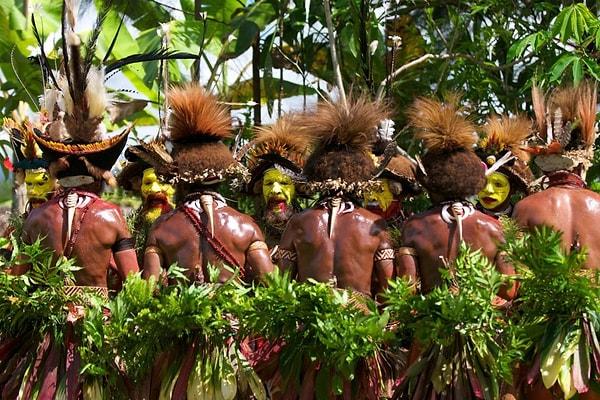 Huli kabilesi, Papua Yeni Gine'nin Hela Eyaletinde ve Güney Yaylalarında yaşıyor.