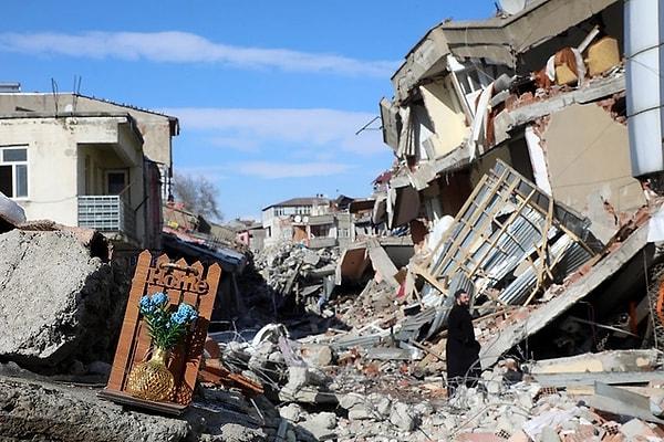 6 Şubat günü Kahramanmaraş'ta meydana gelen 7,7 ve 7,6 büyüklüğündeki depremlerin on ilimizde büyük yıkımları oldu.