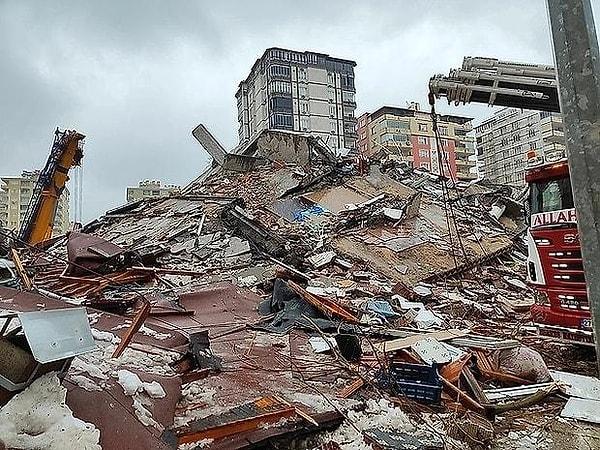 Hepimizin kalbi bir süredir Kahramanmaraş ve deprem bölgelerinde atıyor. Yaşadığımız kayıpları ve yıkımları tarif edebilecek bir söz yok ne yazık ki.