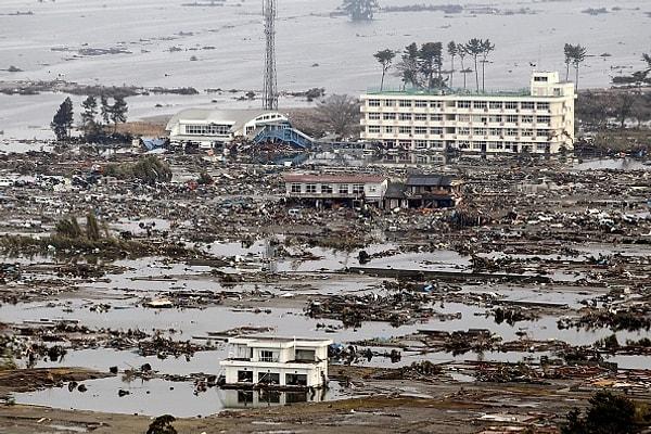 Meydana gelen 9 büyüklüğündeki deprem ve ardından yaşanan tsunami nedeniyle ise 20 bin kişi hayatını kaybetmişti. Kahramanmaraş merkezli deprem felaketinde ise 40 binden fazla vatandaşımız hayatını kaybetti.