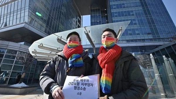 Güney Kore'nin başkenti Seul'de Salı günü mahkemede hakkını arayan eşcinsel bir çift hakkında alınan karar tüm dünyanın dikkatini çekti. Eşcinsel çiftin hakkını savunan ve lehine karar veren Seul Yüksek Mahkemesi, çiftlerin yasal haklarının ilk kez tanındığı bu durum için büyük takdir topladı.