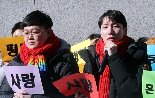 Çift 2019 yılında kendi aralarında bir düğün töreni düzenlemiş, fakat tabii ki Güney Kore'de eşcinsel evlilik yasal değil.