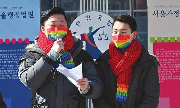 Salı günü görülen davada Güney Kore Yüksek Mahkemesi, çiftin lehine karar aldı! BBC Korean'a konuşan çift mahkemenin kendilerine olumlu yaklaşımını "eşitlik ilkesini önemli bir konusu olarak" değerlendirerek teşekkür etti.