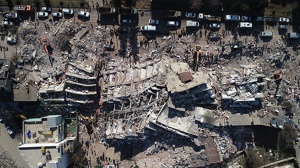 6 Şubat'ta yaşanan deprem felaketiyle Türkiye'nin içi yandı. 42 binden fazla insanımızın canını kaybetti bu büyük acıda ekonomi yeniden tartışılmaya başlandı.