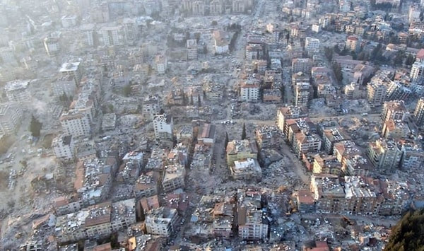 Herkesi panik eden bu sarsıntılardan sonra deprem bölgesinde yaşayan vatandaşlar yaşadıkları yerlerde deprem olup olmadığını araştırıyor.