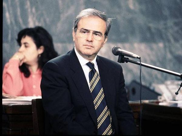 Tangentopoli olayları, 17 Şubat 1992 tarihinde yargıç Antonio Di Pietro’nun merkez soldaki İtalyan Sosyalist Partisi üyesi Mario Chiesa’yı Milano’daki bir temizlik firmasından rüşvet aldığı gerekçesiyle tutuklamasıyla başladı.