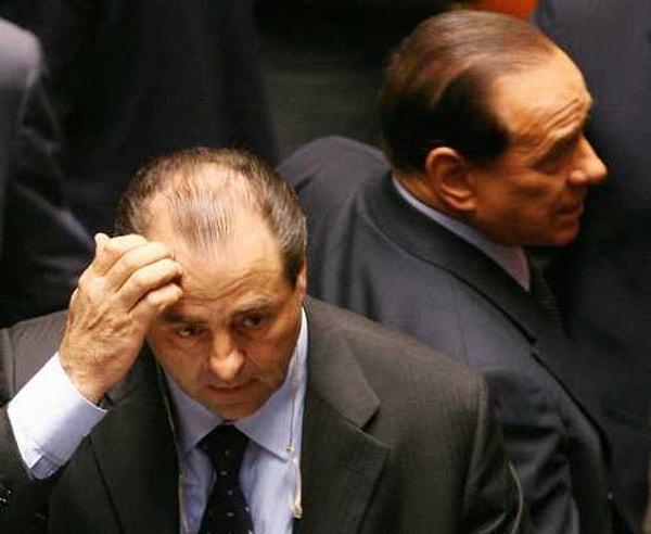 Berlusconi, yargıç Di Pietro ile bir çatışma halindeydi. Berlusconi’nin şirketleri resmi usulsüzlük yüzünden soruşturulurken hükümet de Milano yargıçlarının ofisine müfettiş göndermekle meşguldü.