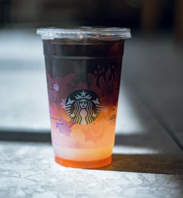 'Zam Haber'in paylaşımına göre ise Starbucks'un yaz aylarında en çok tüketilen içeceği Berry Hibiscus'un 70 lirayı geçtiği söylendi.