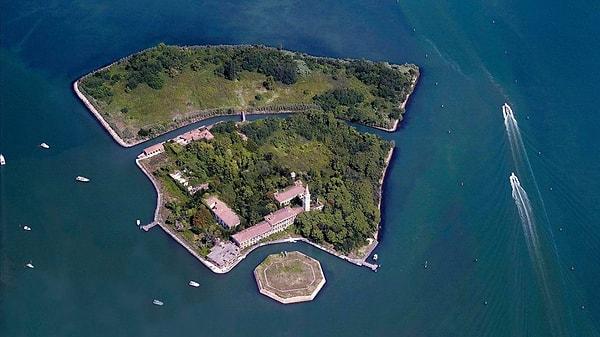 Milattan sonra 5. yüzyılda, Romalıların yerleştiği Poveglia Adası, konumu itibariyle lagün içerisinde yer alan adalar arasında en korunaklı olanı. Ada, denizden gelen saldırılara karşı savunma yapmak için ideal bir konuma sahip.