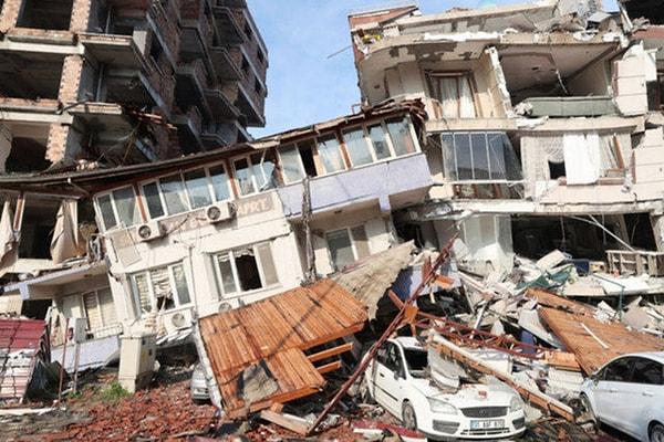 6 Şubat'ta medyada gelen Kahramanmaraş merkezli 7,7 ve 7,6 büyüklüklerindeki depremde can kaybı 43 binin üzerinde.