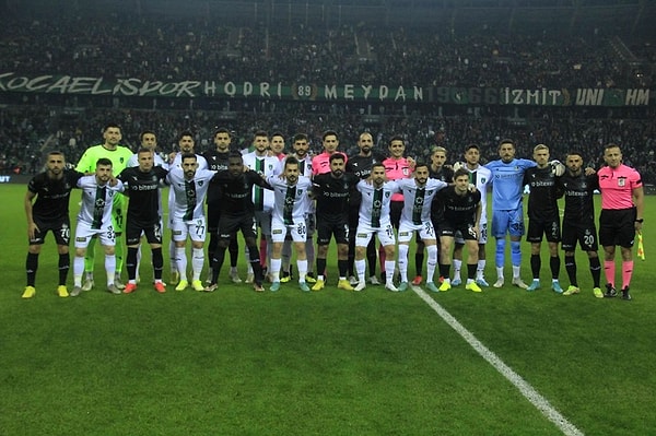 Ezeli rakipler Kocaelispor ile Sakaryaspor, Kahramanmaraş merkezli depremlerden etkilenen vatandaşlarımız için dostluk maçına çıktı.