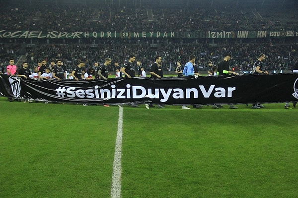 'Aynı renklere gönül verdik, yaraları birlikte saralım' sloganıyla gelirleri depremlerde zarar görenlere bağışlanmak üzere düzenlenen maça her iki takımın futbolcuları “Sesinizi duyan var” pankartıyla sahaya çıktı.