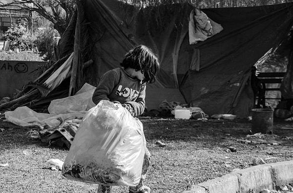 '"Tek isteğimiz bir çadır… Akşam çok soğuk oluyor. Yardım ediyorlar ama bize çok az yardım geliyor. Su, ıslak mendil veriyorlar. Soba istiyoruz, vermiyorlar” demişti, Suriyeli sığınmacılar...'