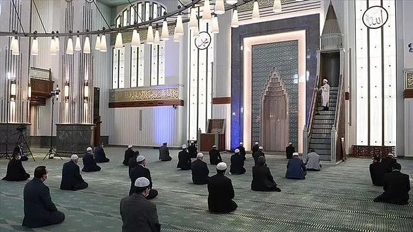 İslam alemi için haftanın en mübarek günlerinin başında Cuma günleri geliyor. Dünyanın çeşitli yerlerindeki Müslümanlar, o gün camilere giderek cuma namazlarını kılıyorlar.