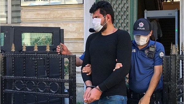 Duruşmayla ilgili mütalaasını açıklayan Cumhuriyet Savcısı, ikilinin Galata'da bir restoranda otururken çevredeki insanların sanıklardan rahatsız olmaları sebebiyle işletme çalışanları tarafından uyarıldıklarını söyledi.