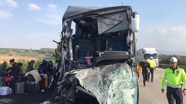 Kaza, D-400 otoyolu Müminli Mahallesi yakınlarında meydana geldi.  Hatay'ın İskenderun ve Antakya ilçelerinde üniversiteye hazırlanan depremzede öğrencileri alıp Konya'ya KYK yurduna götüren otobüs, önünde giden kömür yüklü kamyona çarptı.