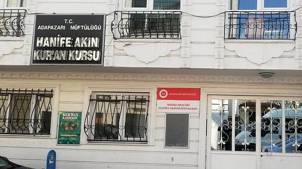 Çocukların Kur'an kursunda geçici olarak kalacağını savunan Adem adlı görevli, "Zannedersem Antep'e dönecek bu çocuklar" dedi. "Çocuklar neden annelerinin yanında kalmıyor" sorusuna Adem adlı tarikat üyesi, "Annelerinin yanında yer olmadığı için bize gönderildiler" yanıtını verdi. Deprem 15-20 kişiyle bölgesine gittiklerini belirten Adem, burada yemek dahil birçok hizmet verdiklerini söyledi.