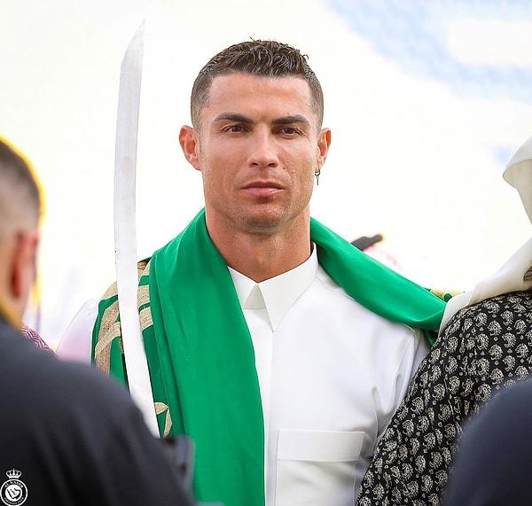Eleştirilerin odağı haline gelen Ronaldo, takımı Al Nassr kulübünün Suudi Arabistan’ın kuruluşunun 300. yılına özel düzenlediği kutlama törenine katıldı.