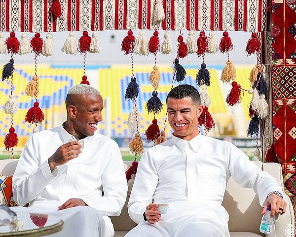 5 yıllık kontratı seneliği 200 milyon Euro karşılığında imzalayan Ronaldo'nun giydiği yöresel kıyafetlerle birlikte kılıç dansı yapması ise bi' hayli dikkat çekti.