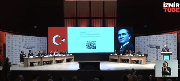 İzmir Büyükşehir Belediye Başkanı Tunç Soyer'in ev sahipliğinde Adnan Saygun Sanat Merkezi'nde bugün yapılan toplantıya, ilçe belediye başkanlarının yanı sıra CHP İzmir İl Başkanı Şenol Aslanoğlu, CHP İzmir Milletvekilleri Tacettin Bayır ve Özcan Purçu, yerbilimci Prof. Dr. Naci Görür, STK temsilcileri ve yurttaşlar katıldı.