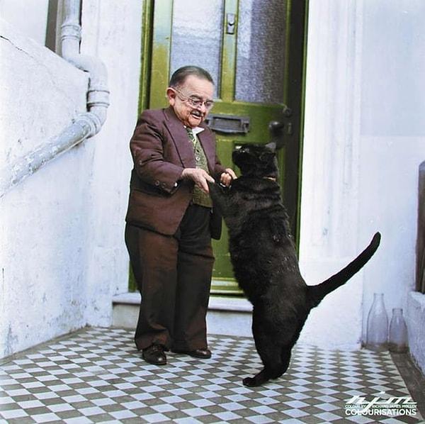 4. 1956 yılı, evinin kapısında kedisiyle dans eden boyu bir metreden kısa olan Henry Behrens👇