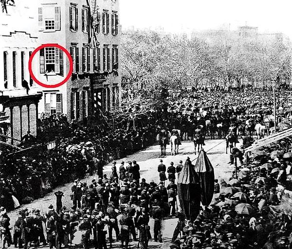5. Lincoln'ün cenazesinin fotoğrafında görülen geleceğin devlet başkanı Teddy Roosevelt👇