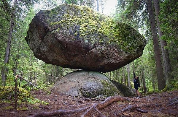 8. Finlandiya'da 11.000 yıldır başka bir kayanın üzerinde dengede duran 500.000 kilogram ağırlığında bir kaya👇