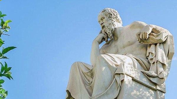 Tüm bunlardan sonra Atinalıların Sokrates'i neden cezalandırdıklarını daha net anlıyoruz. Alışılmışın dışında fikirleri, demokrasisi kırılgan olan bir şehirde istikrarı bozuyordu ve bu yüzden onu bir tehdit olarak görüyorlardı.