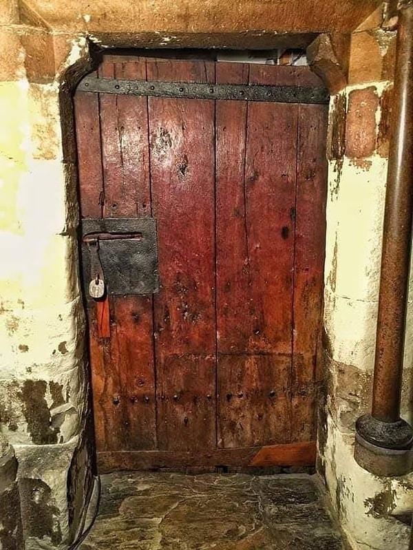 18. Aziz Edward'ın hükümdarlığına dayanan, 950 yılı aşkın bir süredir ayakta duran, İngiltere'deki en eski kapı 👇