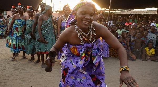 Vudu, 6 bin yıl önce Afrikalı krallıklar olan Fon ve Kongo'da ortaya çıkmıştır. "Voodoo" kelimesi Fon dilinden gelir: "Kutsal, ilah, ruh" anlamlarına gelir.