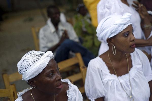 Vudu'nun bir diğer memleketi ise Haiti: Haiti vudusu'nda Hristiyan azizlerin isimleri, Loa'nın (insanlara rehber olması için bahşedilen ruh) isimleri olarak kullanılır.