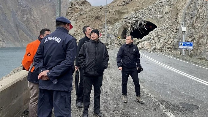 Vali Heyelan Açıklaması Yaparken Heyelana Yakalandı