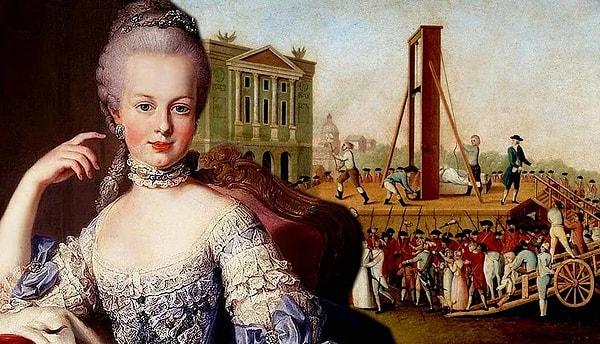 6. O zamanlar arıtılmamış su içmek, riskliydi. Kraliçe Marie Antoinette suyu konusunda çok titizdi ve içeceği su tek bir kaynaktan geliyordu.