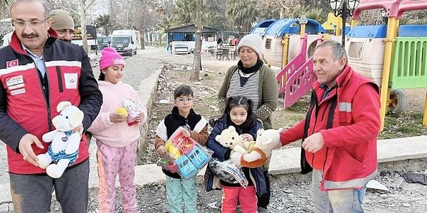 Deprem bölgesindeki çocukların oyuncak ihtiyacını gidermek için Türkiye'deki tüm yetişkinler ve çocuklar seferber oldu.